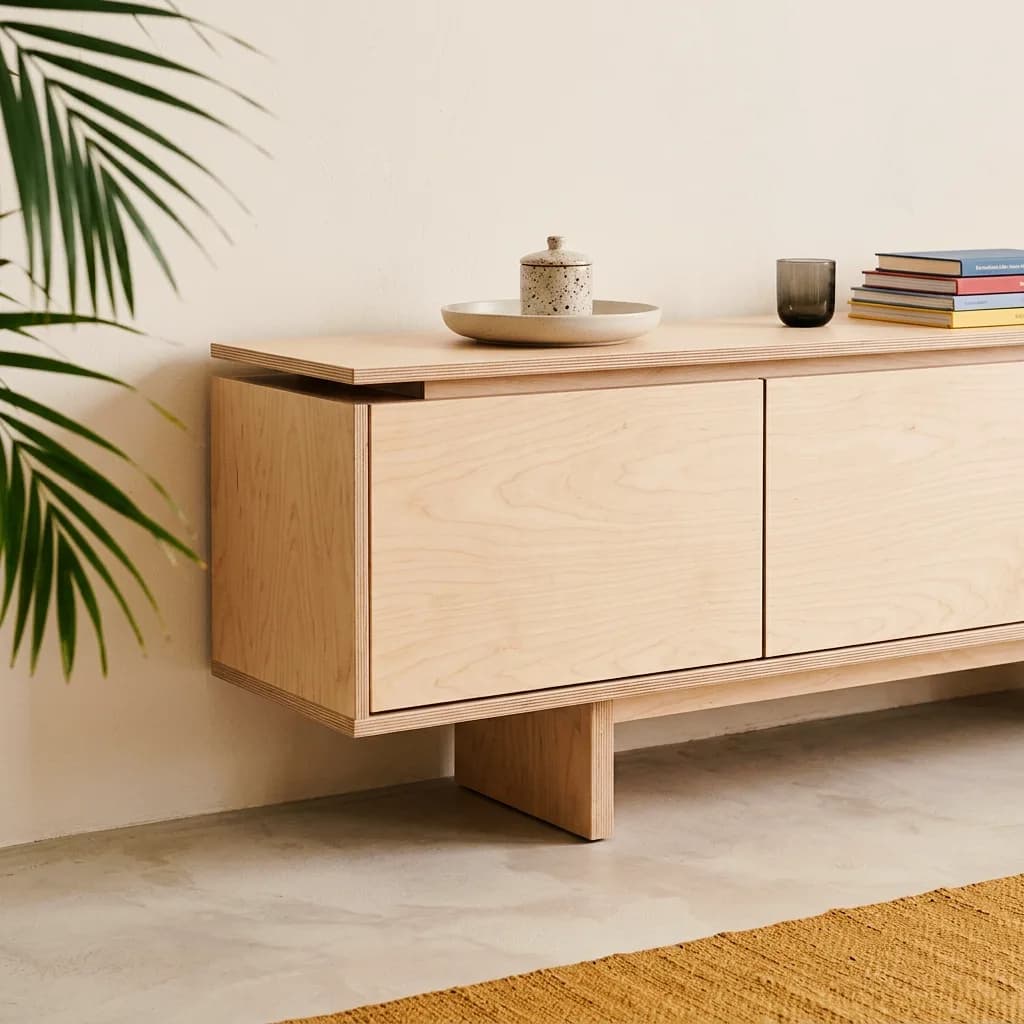 Exemple de meuble créé avec Vizera : sideboard en contreplaqué de bouleau sur un pied en panneau – aussi laqué blanc avec plateau en chêne et devant un enduit d'argile.